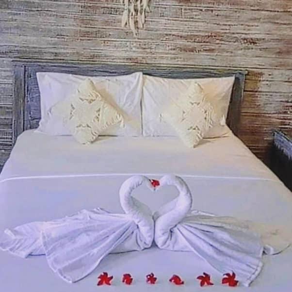 Sarinah Beach - Bistro & Bungalow Batununggul Buitenkant foto